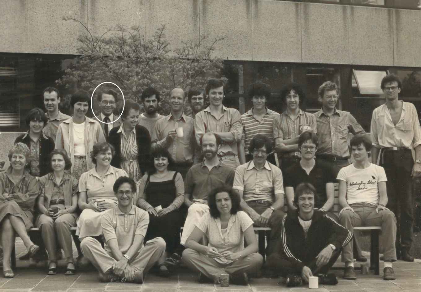 Foto uit 1982 van een deel van de leerstoelgroep Plantenfysiologie voor het laboratorium op Anna’s Hoeve. Professor Stegwee staat links achteraan (witte cirkel), zijn opvolger Herman van den Ende staat rechts achteraan (2e van rechts).