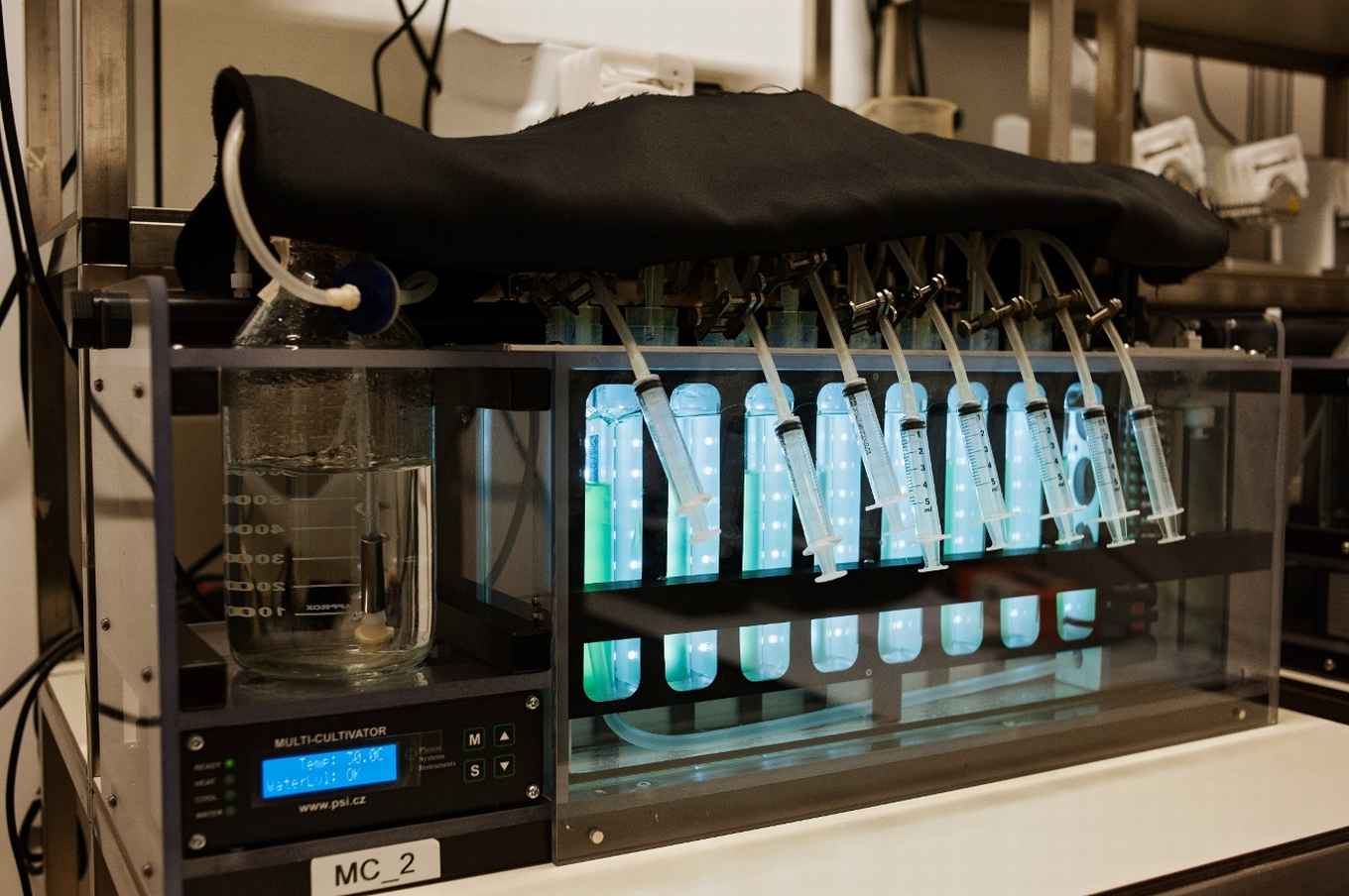 8 illuminated parallel tubes